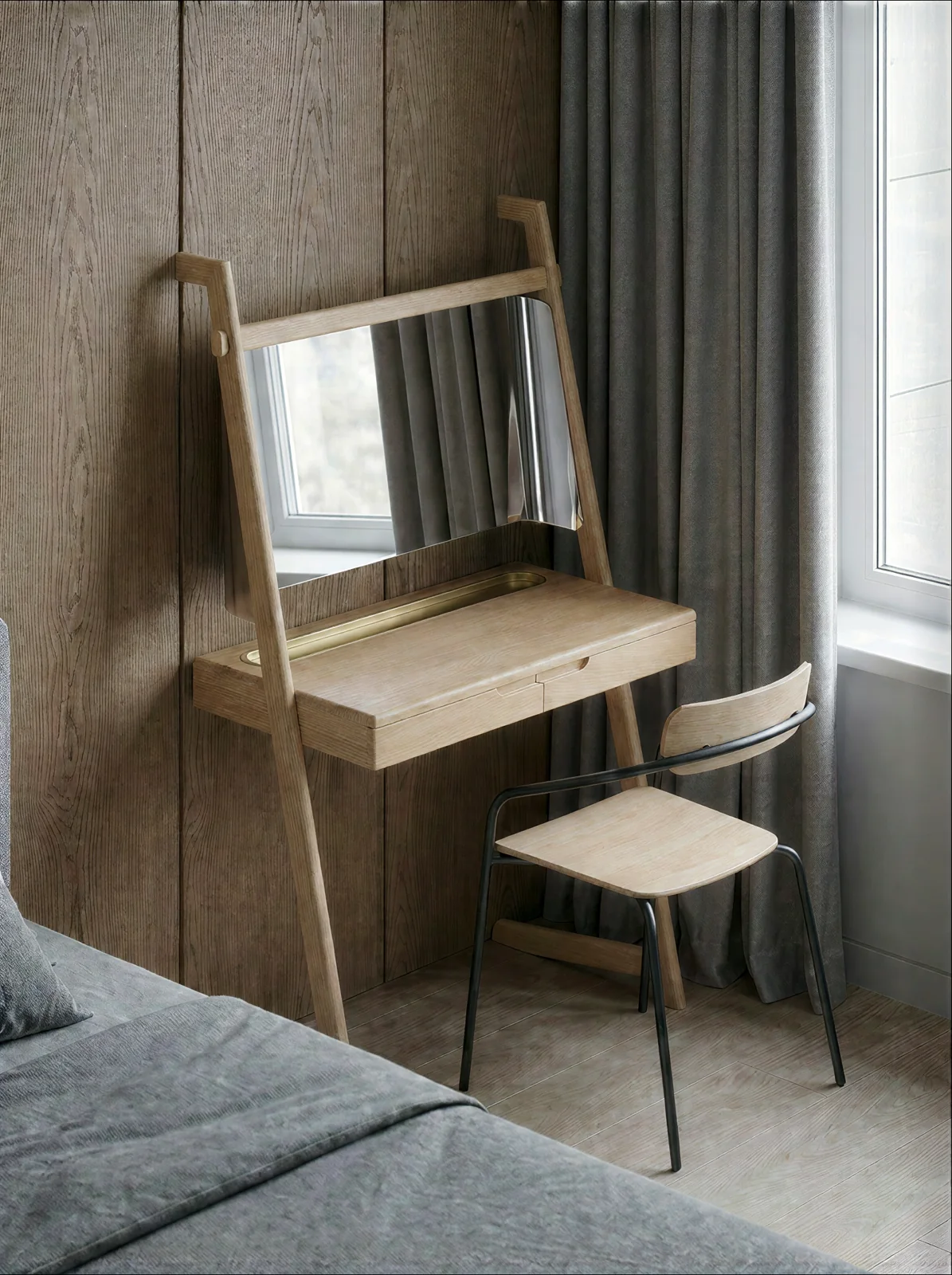 KANO en bois et laiton, près de la fenêtre