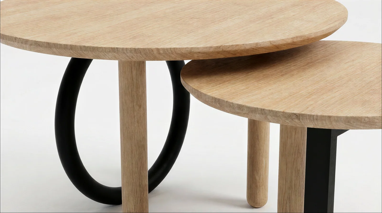 LOOP — détail des deux plateaux en bois et des pieds courbes
