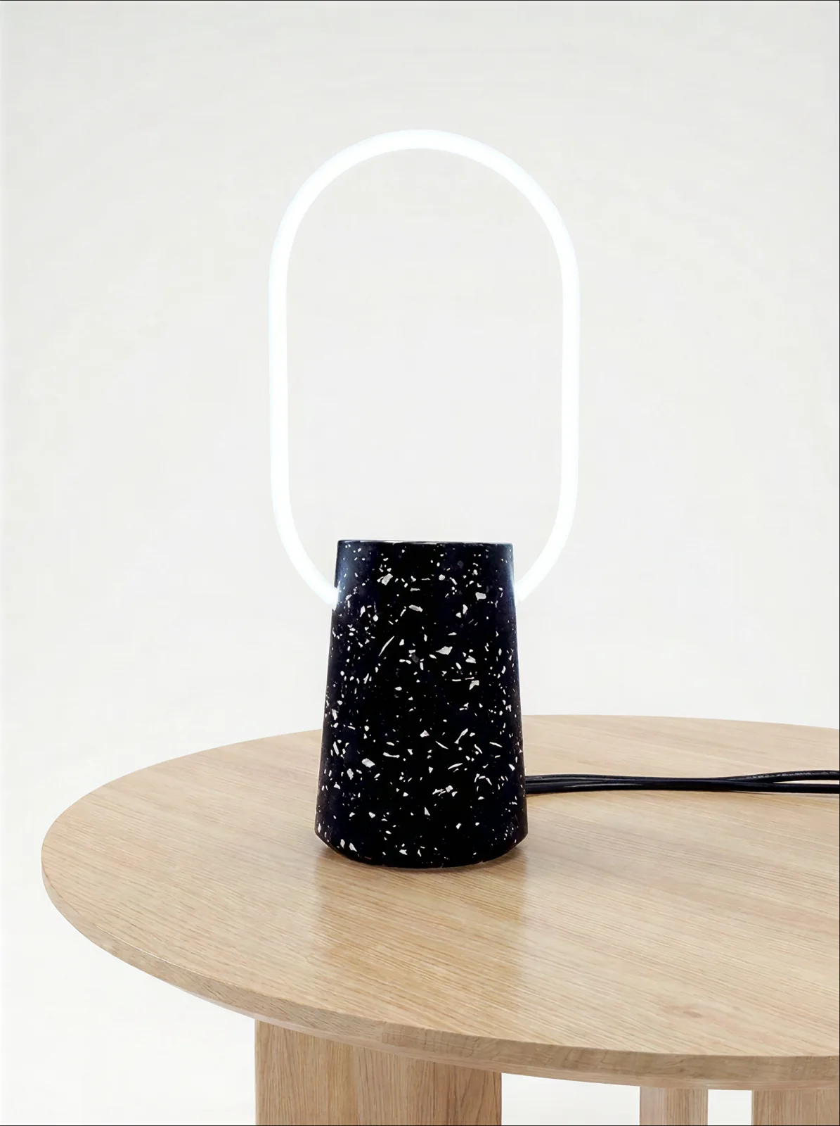 Lampe OHI allumée sur une table en bois