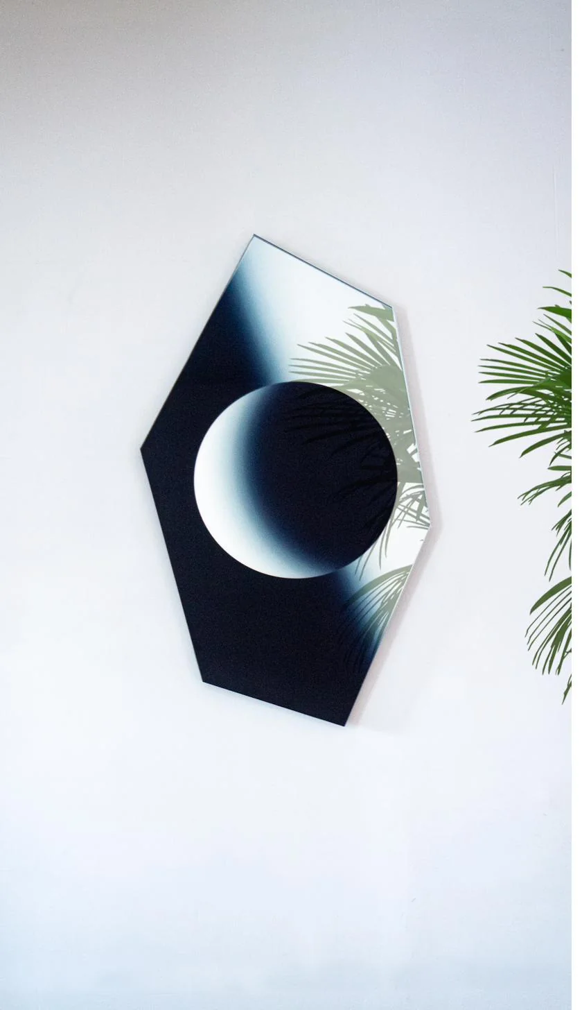 WONG — vue d’ensemble sur fond blanc cassé