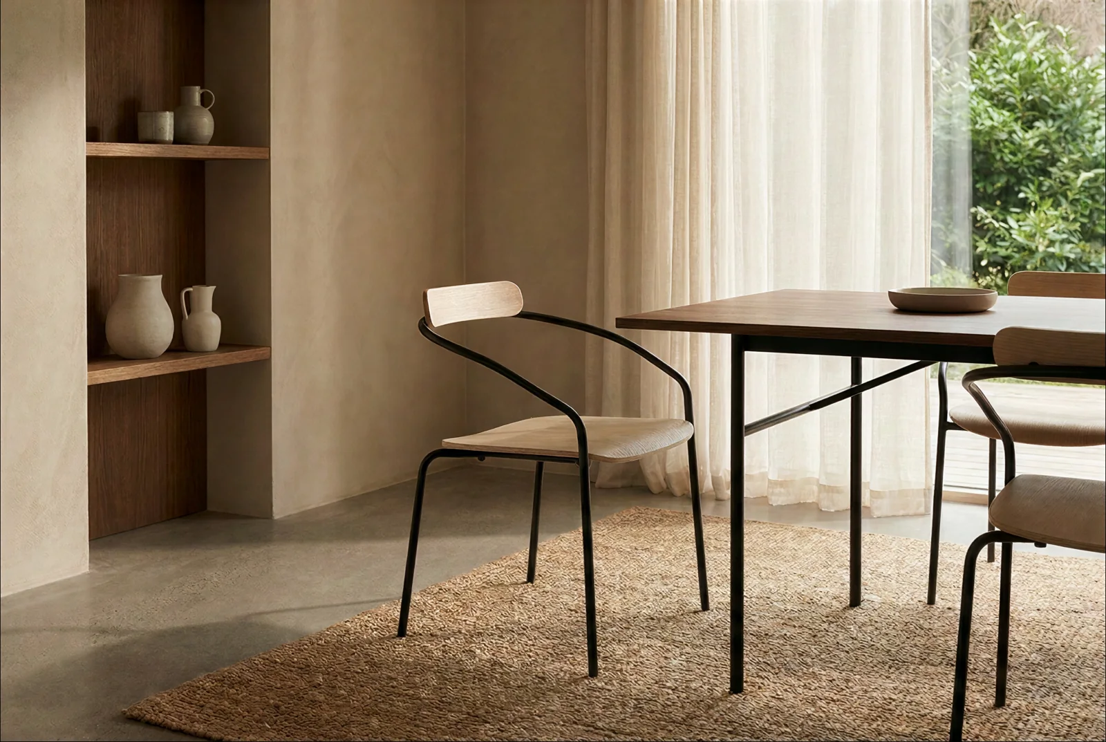 Chaise ARO en bois et métal dans une salle à manger