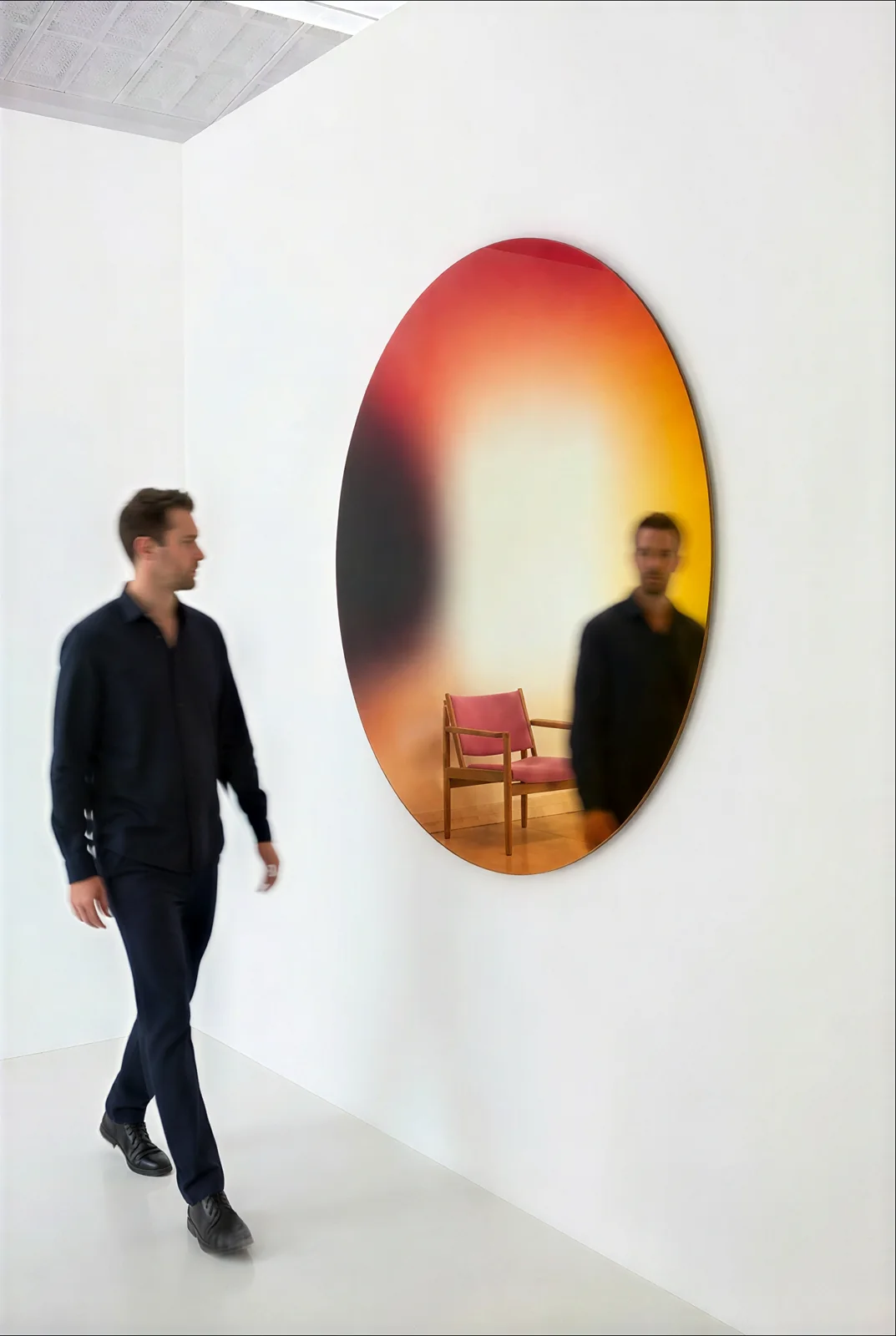 MANATSU — miroir aux reflets orangés en situation dans un intérieur
